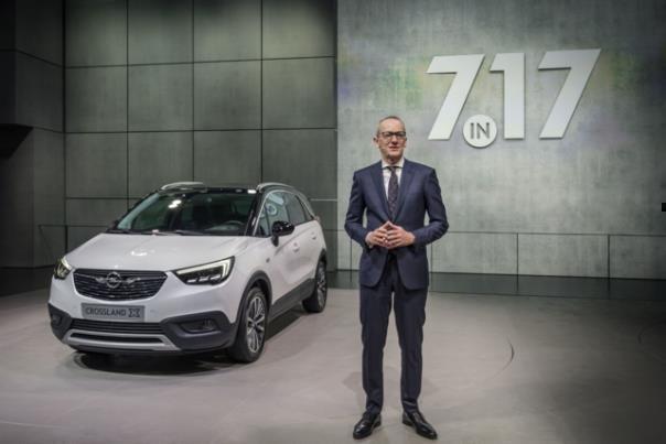 Opel CEO Dr. Karl-Thomas Neumann mit Opel Crossland X.  Foto: Auto-Medienportal.Net/Opel